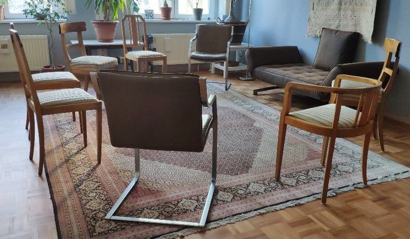Psychoanalytische Praxis in Berlin-Lichtenberg. Stühle im Kreis aufgestellt. Stühle, Couch, Pflanzen, Teppich.